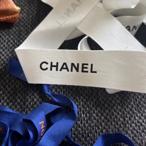 CHANEL White Satin Logo Ribbon - Picture 4 of 12